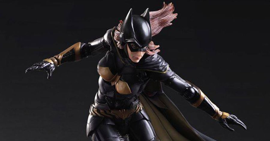 Batgirl mengayunkan figur 'Arkham Knight' dari Play Arts Kai