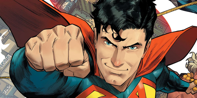   Superman sorride mentre vola verso il lettore