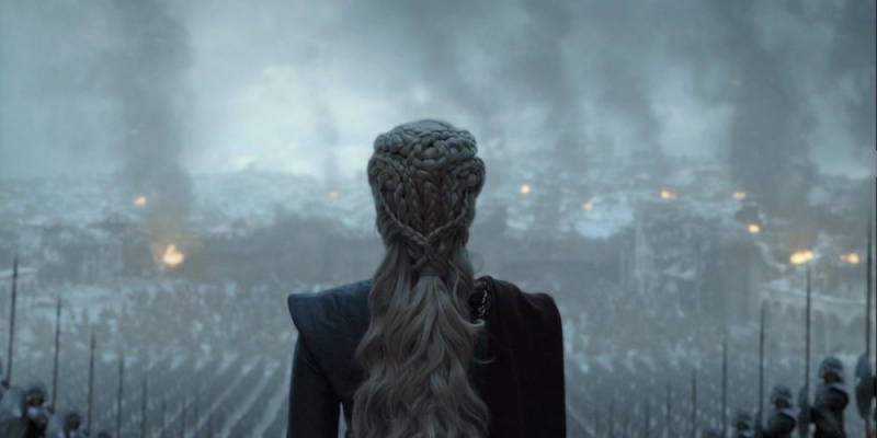   Daenerys Targaryen di runtuhan Raja's Landing in Game of Thrones