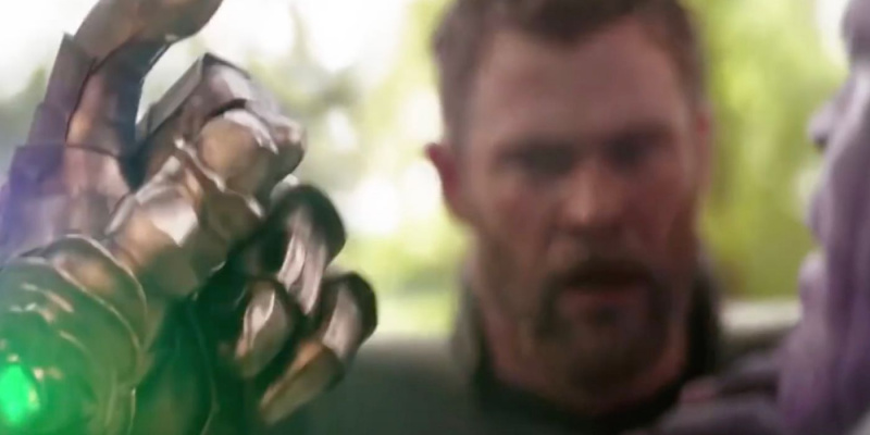   Танос щраква населението на вселените в Avengers Infinity War, докато Тор гледа