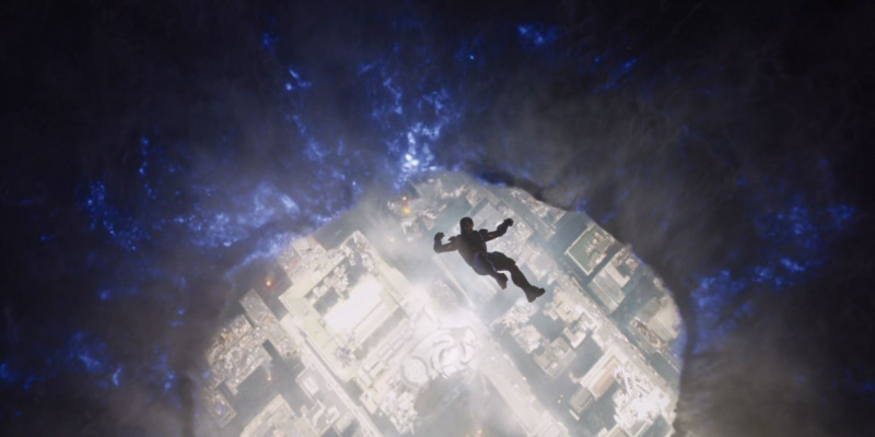   Тони Старк пада през космически портал в края на Отмъстителите