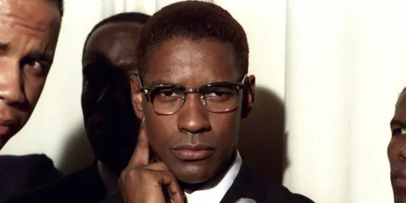   Denzel Washington als Malcolm X tijdens een persconferentie in de film Malcolm X