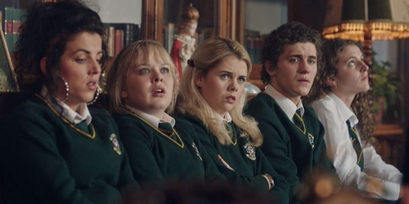   Erin, Orla, James, Clare a Michelle v hlavní roli's office - Derry Girls