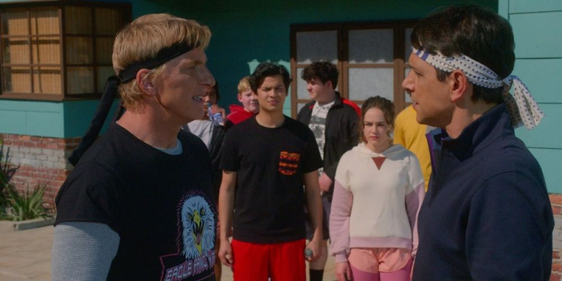   Даниел ЛаРусо и Джони Лоурънс се карат пред учениците си в телевизионно шоу Cobra Kai