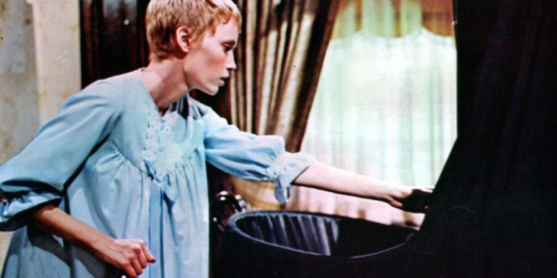   Mia Farrow met kinderwagen en mes in rozemarijn's baby