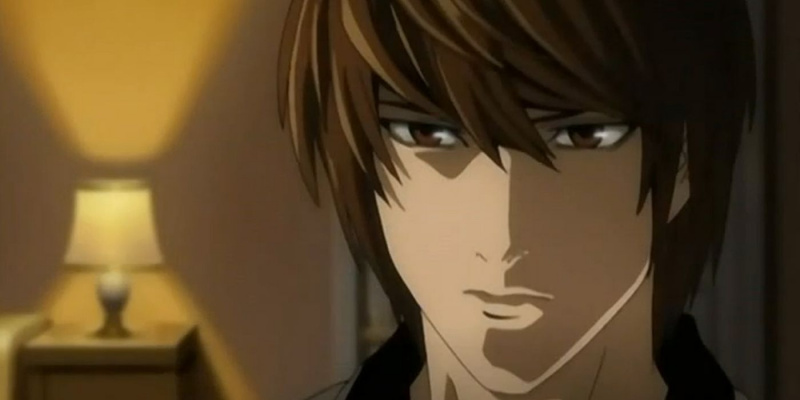   Gaišais Yagami izskatās nopietni Death Note.