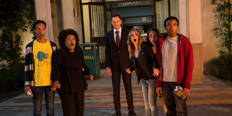 El repartiment principal de Community a les escales del Greendale Community College
