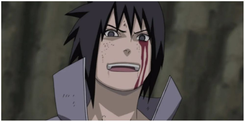   Sasuke verisin silmin nauraen Narutossa.