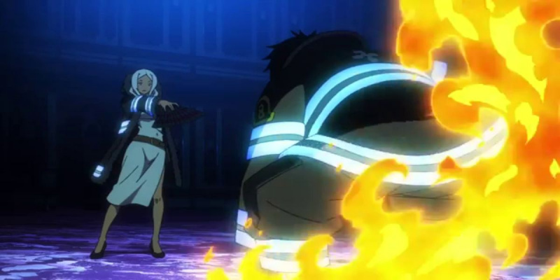   Fire Force - Shinra crée du feu avec ses pieds tandis qu'Hibana pointe son éventail vers lui