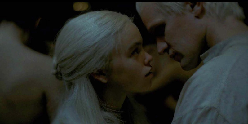   démon a rhaenyra se políbí v domě draka