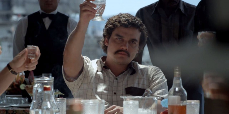   Pablo Escobar poharat emel a Netlfixben's Narcos