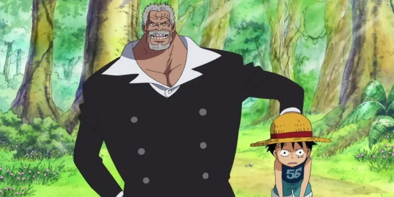   Garp håller en ung Luffy med en hand i One Piece.