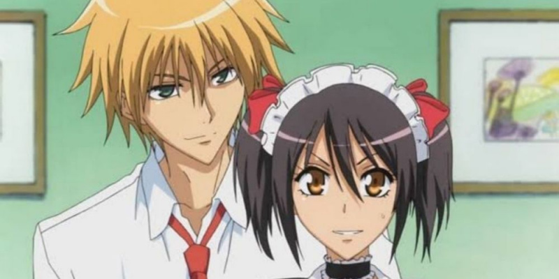   Nakatayo si Usui sa likod ni Misaki sa kanyang maid uniform sa Maid-Sama