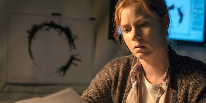 Louise se dívá na papír ve filmu Arrival Movie