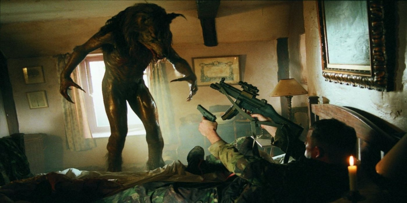   Un soldat lluitant contra un dels homes llop de la pel·lícula Dog Soldiers