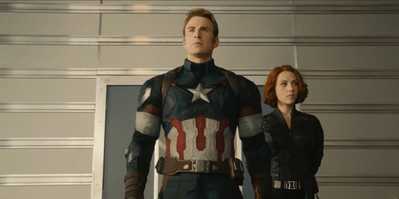   Captain America et Black Widow assemblent les nouveaux Avengers à la fin d'Avengers : L'Ère d'Ultron