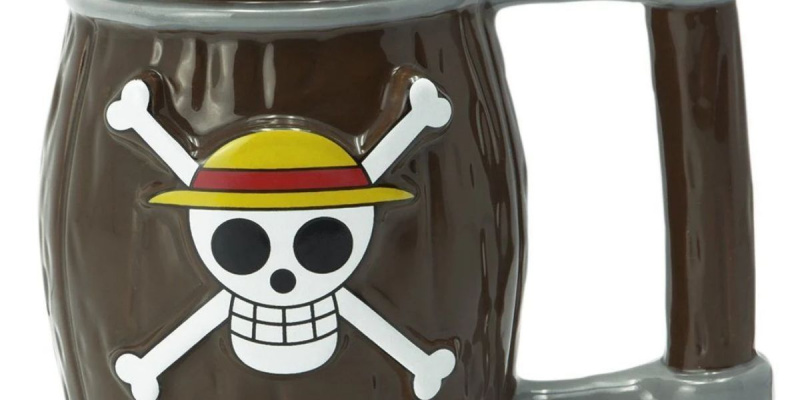   Une tasse à café faite pour ressembler à un tonneau avec le logo Straw Hat Pirates dessus