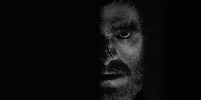   Ο Boris Karloff In The Old Dark House κοιτάζει μέσα από μια χαραμάδα στην πόρτα