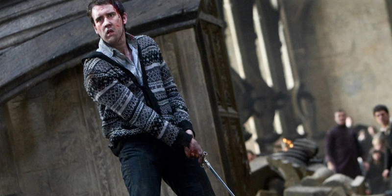   Neville Longbottom käyttää Gryffindorin miekkaa