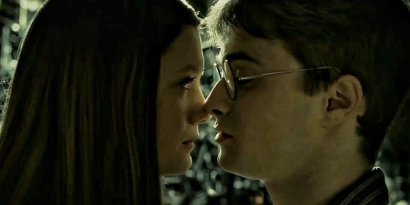   Ginny suutelee Harrya Vaatimusten huoneessa