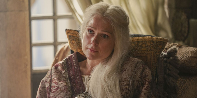   Lady Aemma Arryn Targaryen parla amb la princesa Rhaenyra a la Casa del Drac.