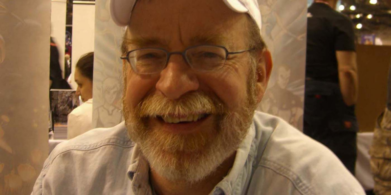   Ο Walter Simonson χαμογελά σε ένα κωμικό συνέδριο