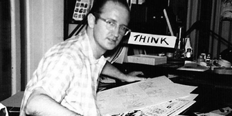   Steve Ditko stă la masa lui de desen Marvel
