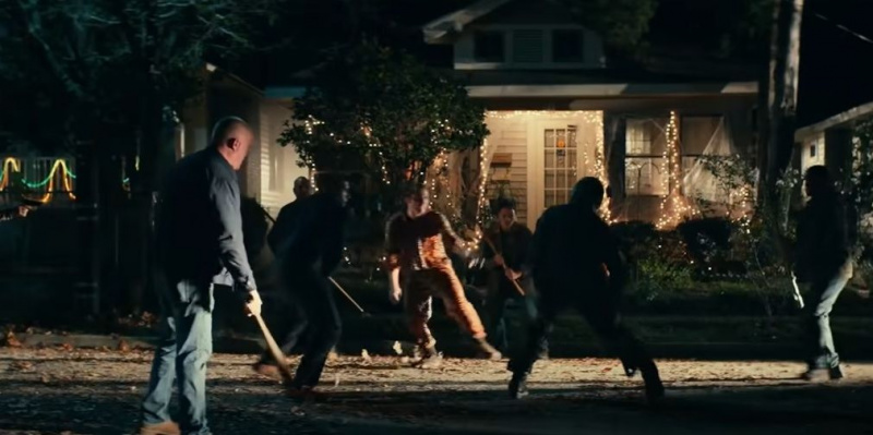   مجموعة غاضبة تهاجم مايكل مايرز في فيلم Halloween Kills