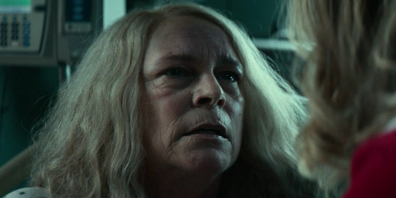   Jamie Lee Curtis mint Laurie Strode a Halloween Ends című filmben.