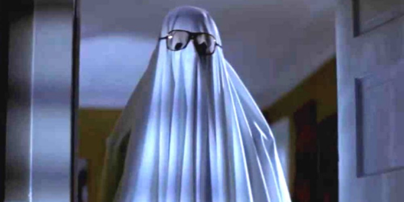   Майкъл Майърс от Хелоуин, облечен като призрак.