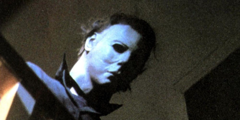   Michael Myers kigger over et trappegelænder i Halloween