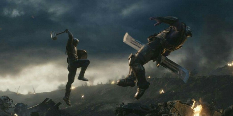   Stotnik Amerika udari Thanosa s Thorjem's hammer in Avengers: Endgame