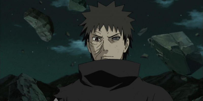   Obito Uchiha se usmívá v Narutovi.