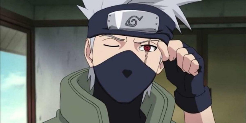   Kakashi Hatake soulevant son bandeau pour montrer son œil de partage dans Naruto.
