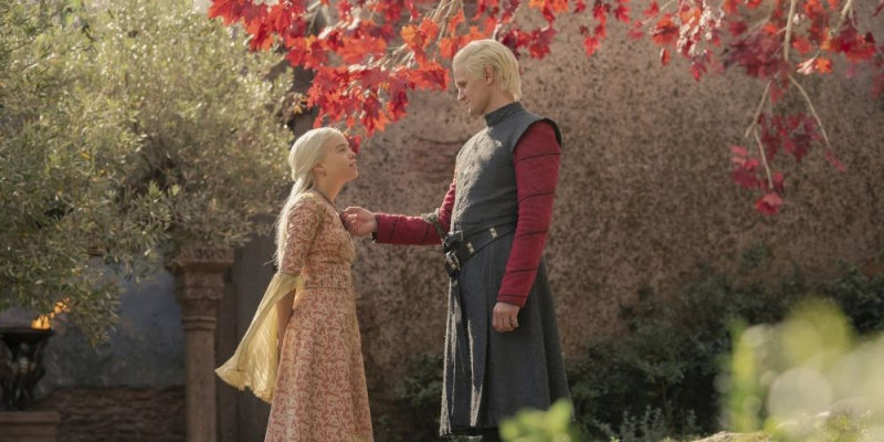   Daemon Targaryen parlant amb la seva neboda Rhaenyra Targaryen a la Casa del Drac
