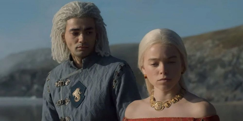  Rhaenyra Targaryen su Laenor Velaryon filme „Drakono namai“.