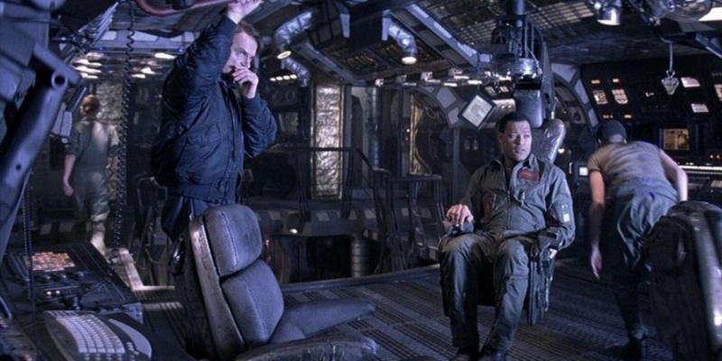  Sam Neill e Laurence Fishburne em Event Horizon