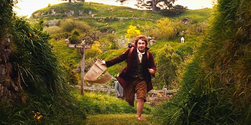   O Hobbit: Uma Jornada Inesperada - Bilbo Bolseiro andando com o mapa