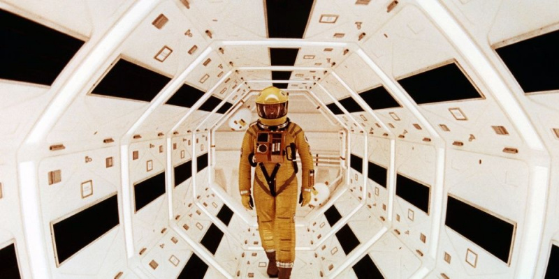   Astronaut procházející tunelem v roce 2001: Vesmírná odysea