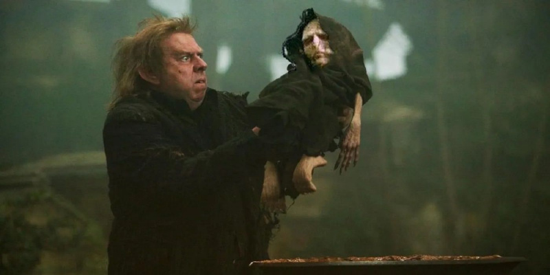   Peter Pettigrew avslører Voldemort