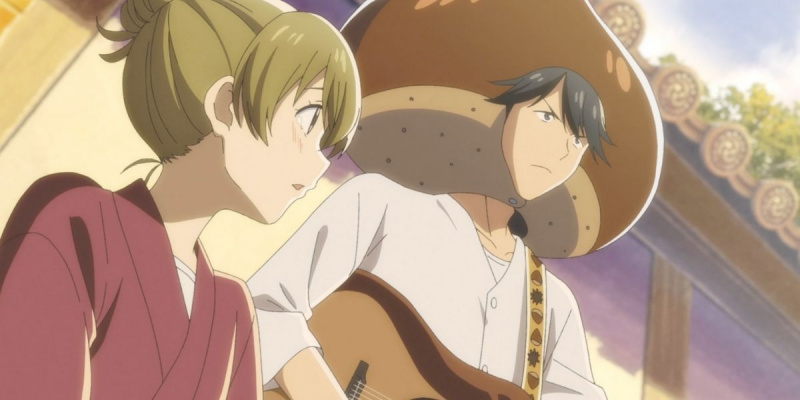   इटुकी नागोमू को डीमोन में शाहबलूत टोपी में गिटार बजाते हुए देख रहा है।