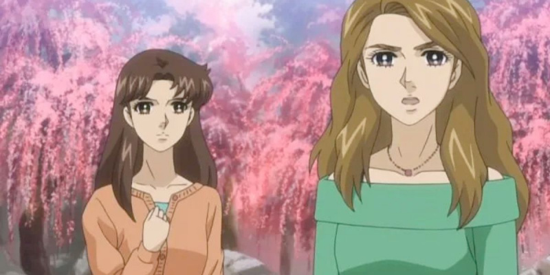   Attēlā redzams vizuālais materiāls no Glass Mask (2005): Maya Kitajima (gari, tumši brūni mati un persiku jaka) un Ayumi Himekawa (gari, netīri blondi mati un zaļš, plecu džemperis) ķiršu dārza priekšā. ziedi.