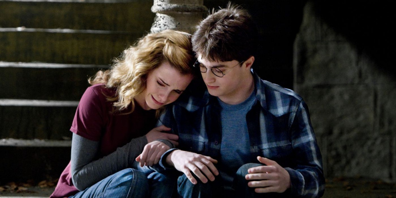   เฮอร์ไมโอนี่ร้องไห้ใส่แฮร์รี่'s shoulder, Harry Potter