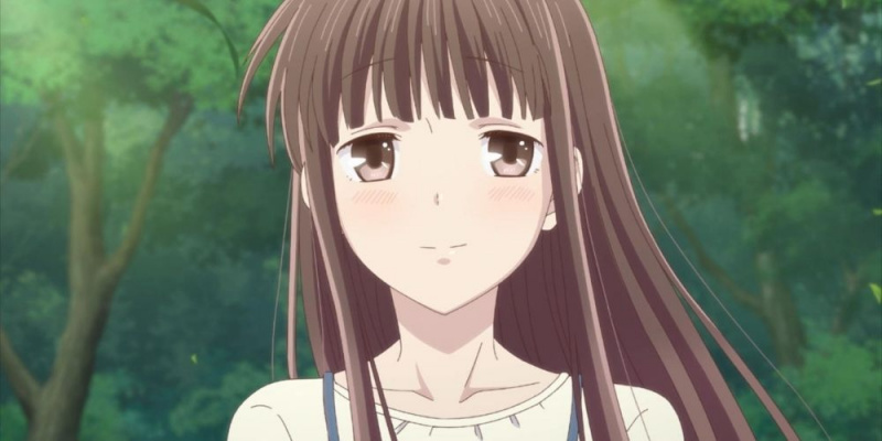   Tohru Honda zâmbind cu obrajii roșiți în Fruits Basket.