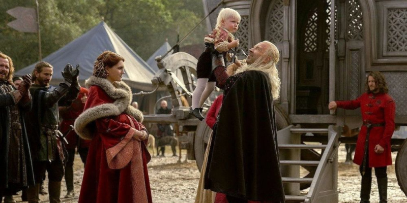  Alicent Hightower ir karalius Viserys I Targaryen su kūdikiu Aegon Targaryen Drakono namuose