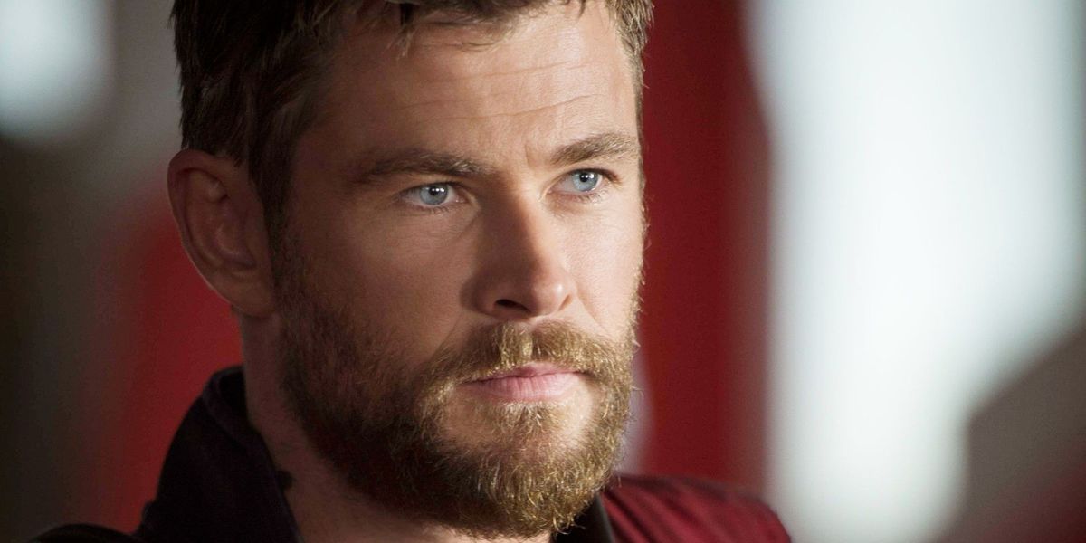 Chris Hemsworth, velmi zvednutý, bije se svým synem na setu Thor 4