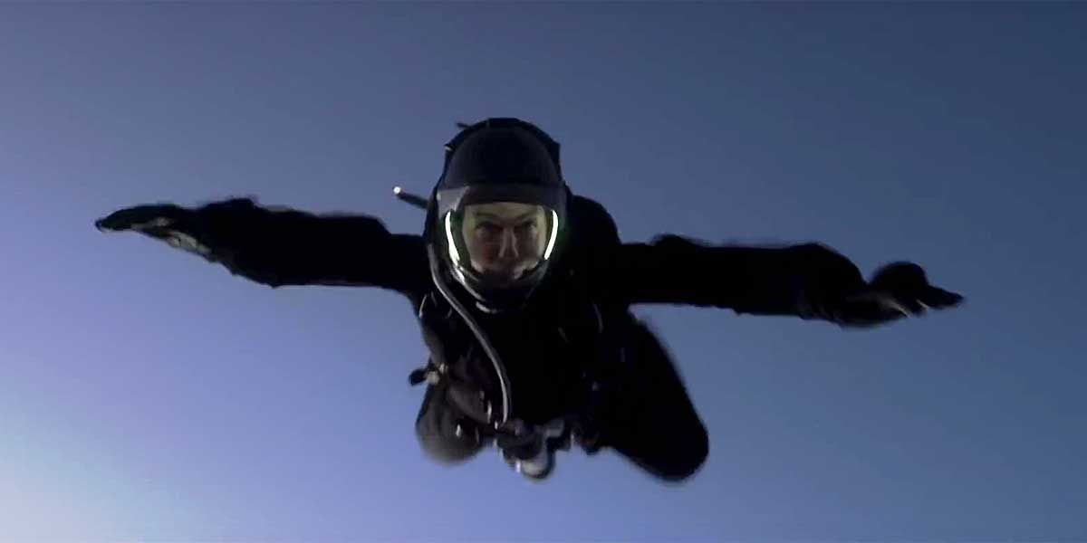 Tom Cruise izvede dejanski HALO Jump in Mission: Impossible 6 Video