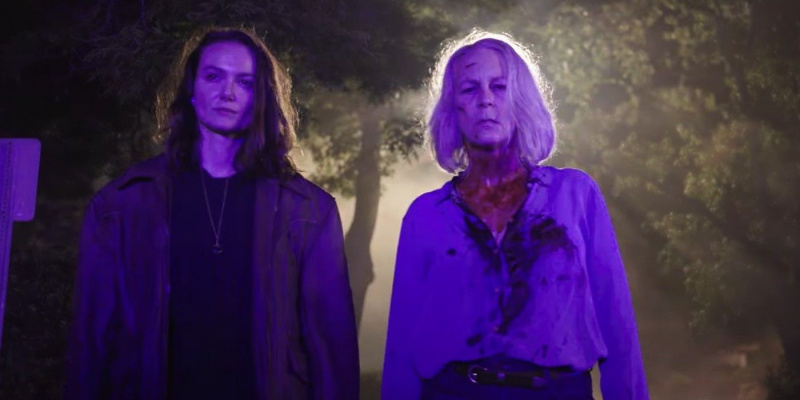 Allyson és Laurie Strode Michaelt bámulják's dead body in Halloween Ends