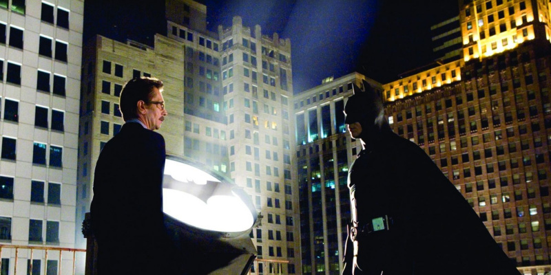   Ofițerul de poliție Jim Gordon, interpretat de Gary Oldman, cu Bale's Batman