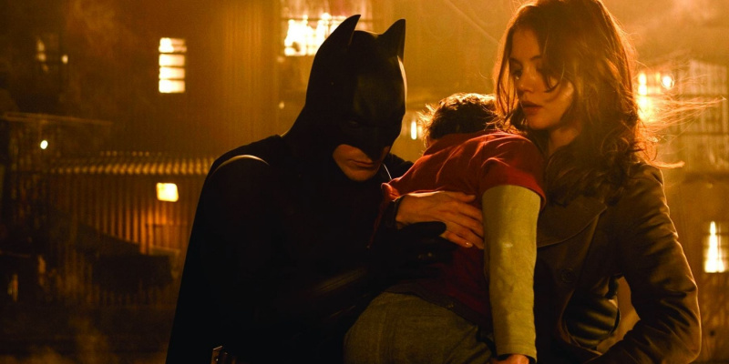   Tinutulungan ni Batman na iligtas ang isang batang lalaking nakilala niya kanina sa pelikula, kasama si Katie Holmes bilang si Rachel Dawes